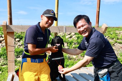 Yo-tzuen Lin and the search and rescue dog, 「Tuei-tuei」