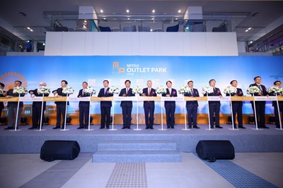 the opening ceremony of Mitsui OUTLET PARK at Taichung Port