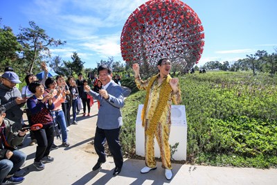 PIKO TARO highly recognized Flora Expo and dance《PPAP》with Mayor Lin in front of the mechanical flower