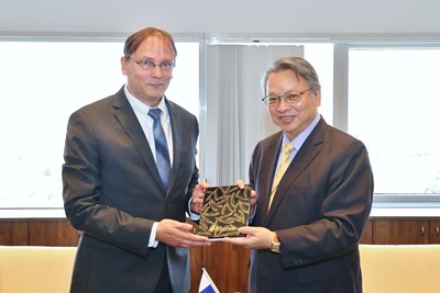 Slovak Economic and Cultural Office in Taipei Representative Martin Podstavek visiting Taichung City Government - Deputy Mayor Linghu welcomes the Representative and presents him with the lacquered journal featuring silver grass motif – embodying the image of the flora expo