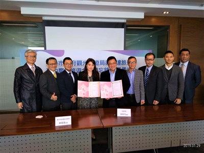 Tourism Office Director and Hong Kong tour operators signing an MOU