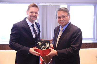 Canadian Trade Office in Taipei Executive Director Jordan Reeves and Deputy Mayor Linghu exchanges souvenirs