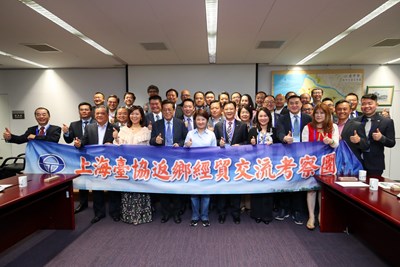Shanghai Association of Taiwan President Cheng-hung Li and company visit the city hall
