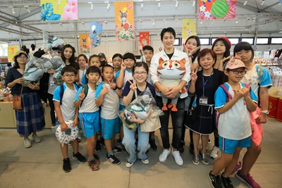 Celebrity Sean Lee appointed one-day store manager at the Taichung flora expo souvenir shop and takes photos with tourists