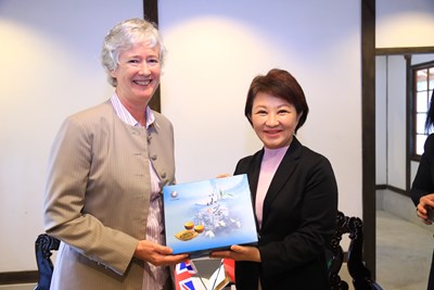 Mayor Lu presents Lishan tea to Representative of the British Office Taipei Catherine Nettleton