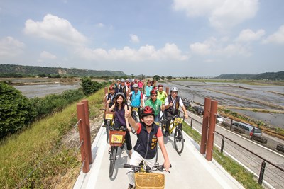 Mayor Yang and guests enjoying cycling