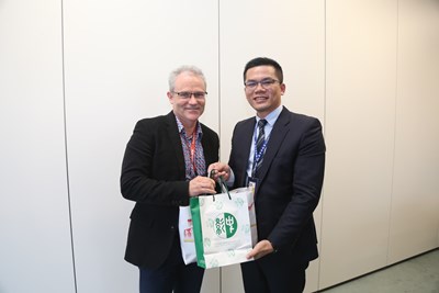 Left to right: Screen Auckland Manager Michael Brook, Information Bureau Director-General Huang-sheng Wu