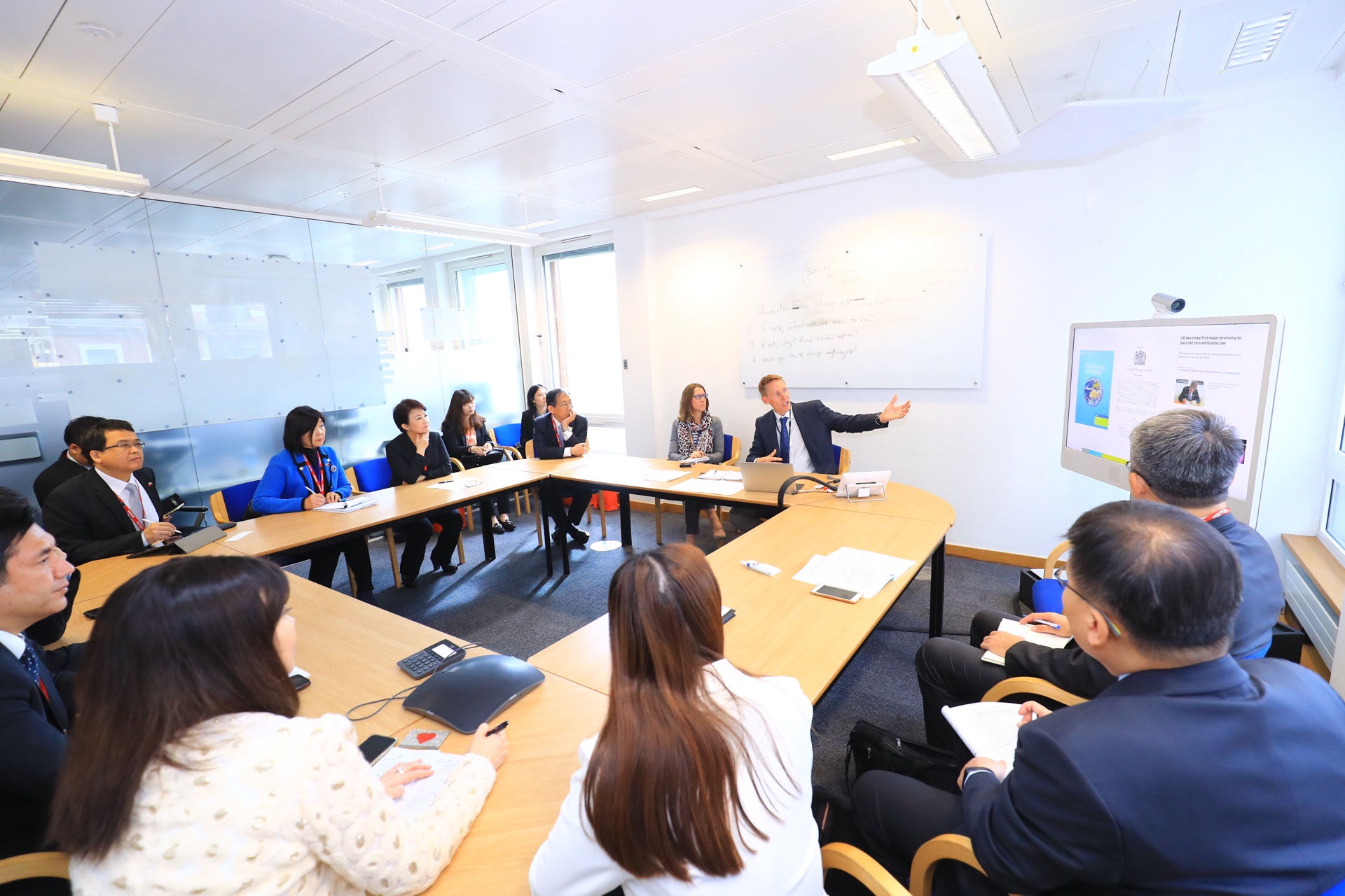 Taichung City Government City News Mayor Lu Visits Uk S Department For Business Energy And Industrial Strategy Beis To Exchange Strategies On Air Pollution Control And Energy Transformation