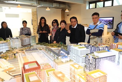 Mayor Lu viewing the architectural model and listening to the developer's briefing on the King's Cross development project and the landscape design of the surrounding old town districts