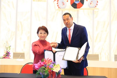 Taichung City Mayor Shiow-yen Lu meets and signs an MOU with Almere Mayor Franc Weerwind