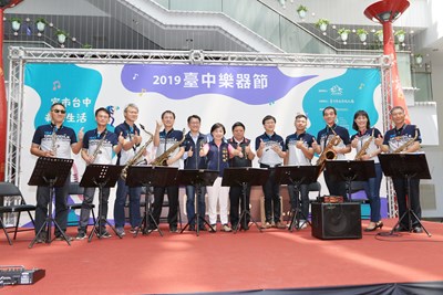Photo of Deputy Mayor Yang and Houli Philharmonic