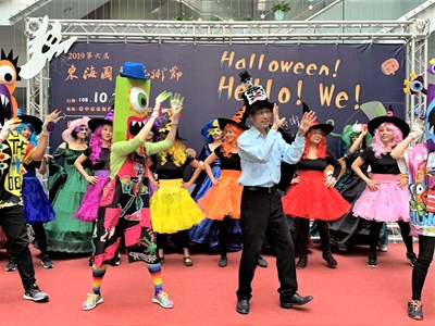 Today, the Economic Development Bureau held the press conference for the “6th Tunghai Art Festival in 2019 – Halloween! Hello! We!” The store owners from the Tunghai Art Street Shopping District dressed up based on the COSPLAY theme of “Halloween,” providing splendid “Hello! Halloween!” performances. In the bustling atmosphere, director-general Feng-Yuan Chang of the Economic Development Bureau also delightfully danced while holding large candies and inviting the general public to participate in the shopping district event.