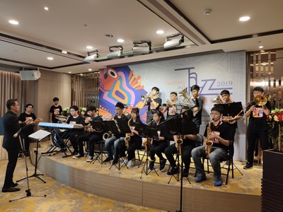 Cheng-yu Li leads the Taichung Youth Jazz Band to perform ta-ma-ka (original name: Dian Zai Jiao-2)