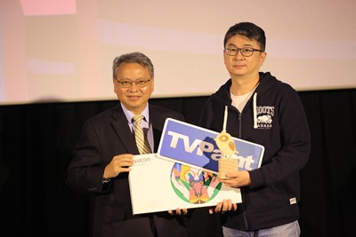 Taichung Deputy Mayor Bruce Linghu presents Taiwanese student short films grand prix to Gold Fish by director Fish Wang
