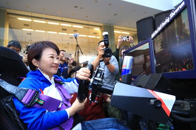 Dressed as a car racer, Mayor Lu attended today’s promotion event and sat inside a motion simulator- she first Experienced the Car Racing Excitement on Shizheng Rd.