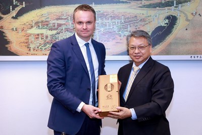 Souvenir Presentation to both Sides after the Meeting