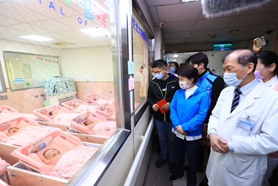 Mayor Lu visiting the babies