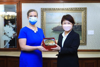 Photo of Director of the American Institute in Taiwan (AIT) Sandra Springer Oudkirk and Mayor Lu