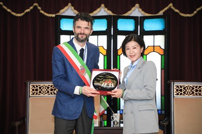 For the International city partner's environmental protection exchange-- the mayor of Prato, Italy, led a delegation to visit the Taichung City Government.