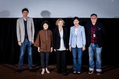From the left are the commissioner of the French Office in Taipei, Hu You, the artistic director of the National Taichung Theater, Yuan Qiu, the French film star Isabelle Huppert, the deputy Mayor Wang, and the Information Bureau director Zheng.