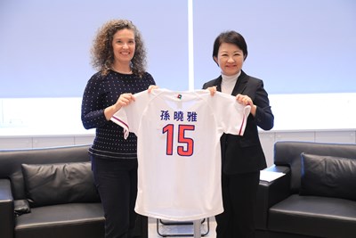 Mayor Lu specially presented the jersey of the Chinese Taipei team in the classic game with Director Oudkirk's name printed on it.