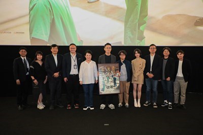The Mayor of Taichung City, Lu Shiow-yen, along with the city government team, representatives from Taichung Hospital, and the team of the movie Eye of the Storm took a photo together.