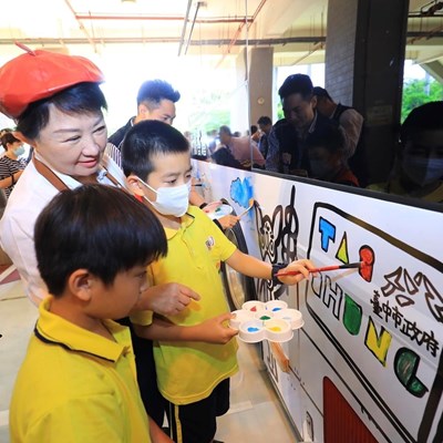 The coolest art class in Taiwan! Ms. Lu and the students painted the bus together.