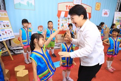 Mayor Lu attended the opening ceremony of the Second-hand Toy Bank recently.