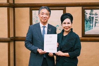 Deputy Mayor of Nagoya City Matsuo Toshinori confers honor upon Nishikawa Yoshitoshi 
Special Envoy for Nagoya Tourism and Cultural Exchange