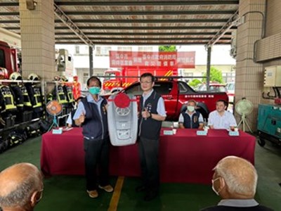 Chairman Hsu presented the key model to Deputy Director Yang on behalf of Wufeng District Farmers Association