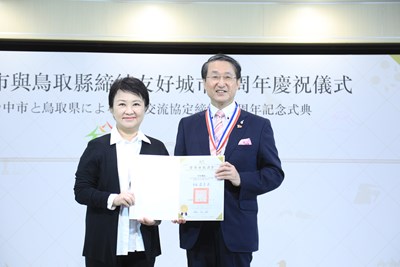 Mayor Hirai Shinji of Tottori Prefecture, Japan paid a visit to the Taichung City Government and Mayor Lu presented him with the Honorary Citizen Medal.