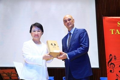 Mayor Lu gave Director Euba a high mountain tea gift box in return.
