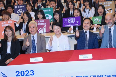 300 senior high school students turned into international ambassadors. The Taichung City Youth Model United Nations came to an exciting conclusion as Mayor Lu shared her international experience.